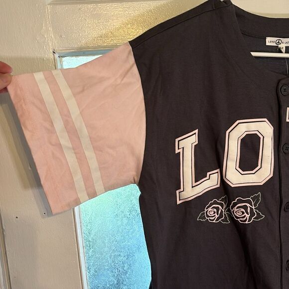 Love & Lazy Days Women’s Gray and Light Pink LOVE Athletic Style Crop Top Size M - Picture 2 of 6